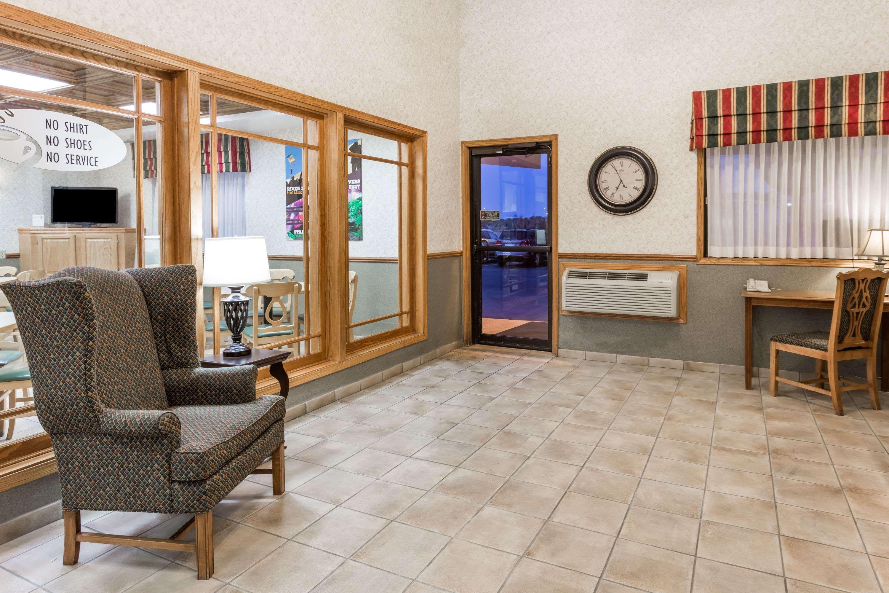 Super 8 By Wyndham Ottawa Starved Rock Hotel Eksteriør billede