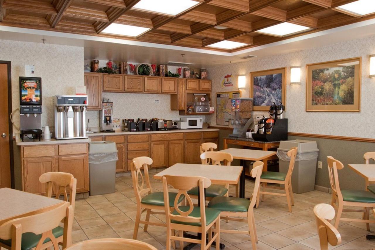 Super 8 By Wyndham Ottawa Starved Rock Hotel Eksteriør billede